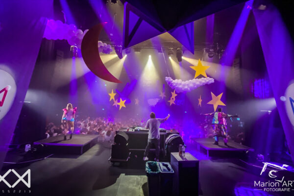 Podium met DJ en dansers met decoratieve sterren, een maan en ballonnenwolken