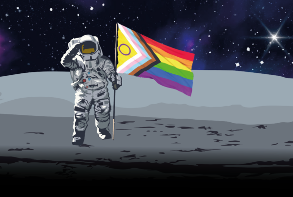 Een persoon in een ruimtepak staat op de maan met een intersekse-inclusieve progress vlag.